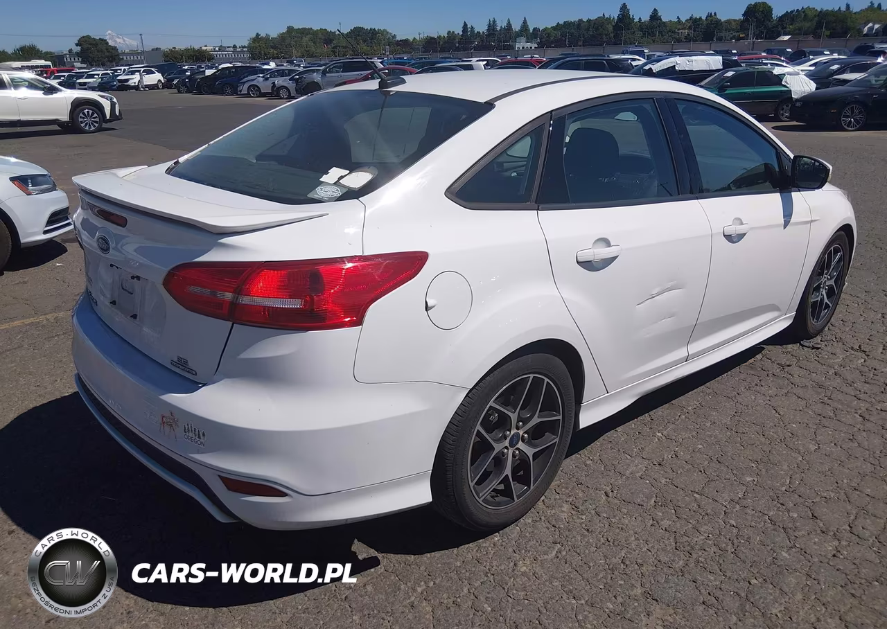 2015 Ford Focus Se VIN:1FADP3F26FL368915 - 4