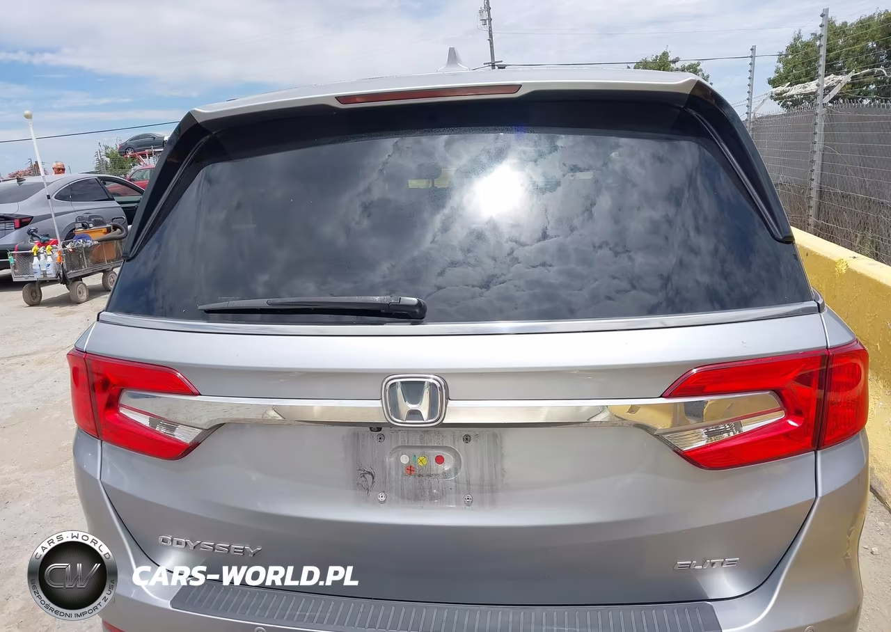 2018 Honda Odyssey Elite VIN:5FNRL6H94JB009372 - 17