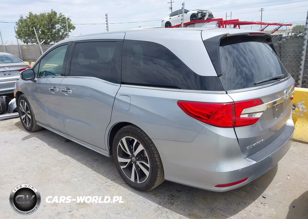 2018 Honda Odyssey Elite VIN:5FNRL6H94JB009372 - 3