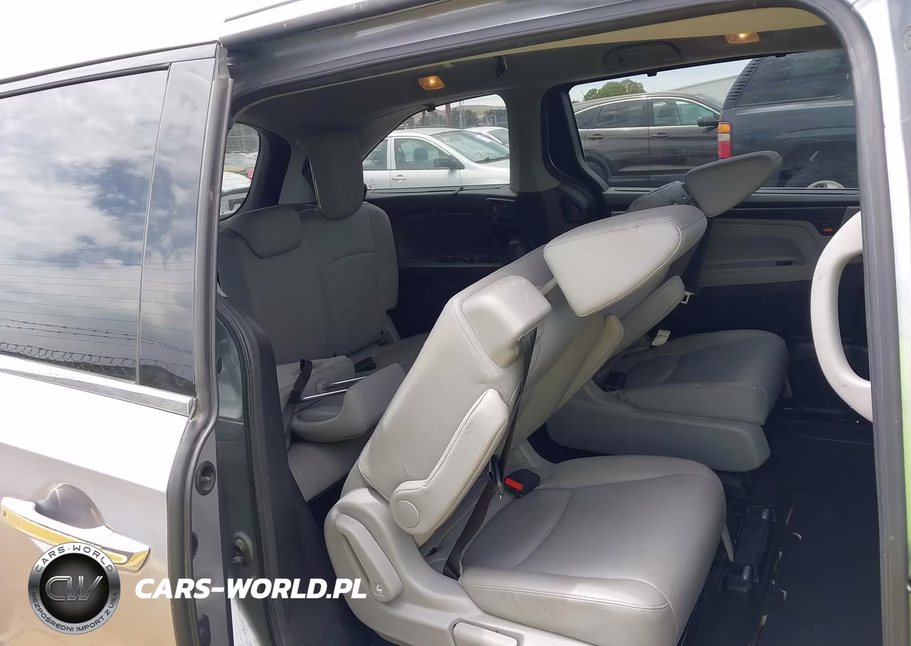 2018 Honda Odyssey Elite VIN:5FNRL6H94JB009372 - 8