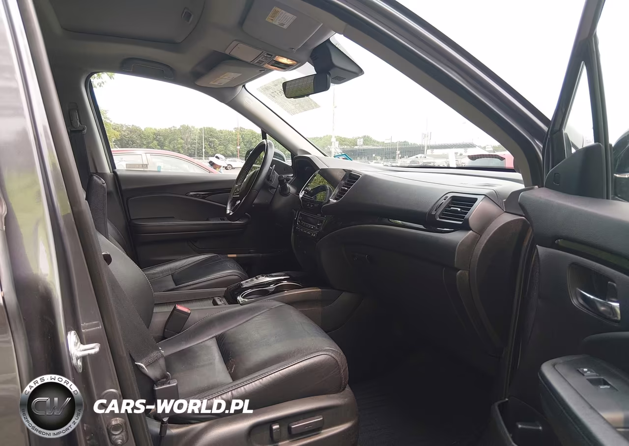 2019 Honda Pilot Touring VIN:5FNYF6H65KB007074 - 5