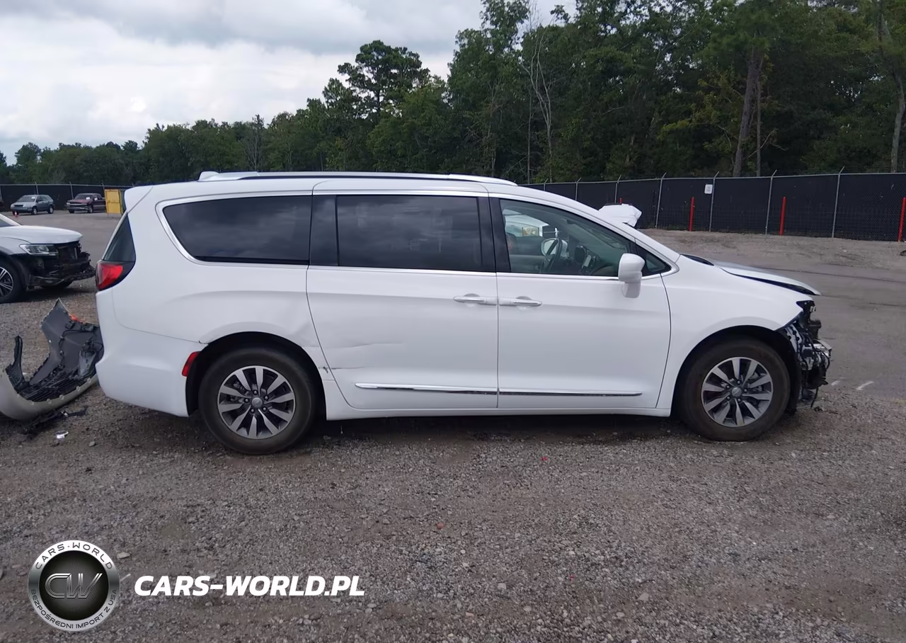 2020 Chrysler Pacifica Touring L Plus VIN:2C4RC1EG7LR252557 - 14
