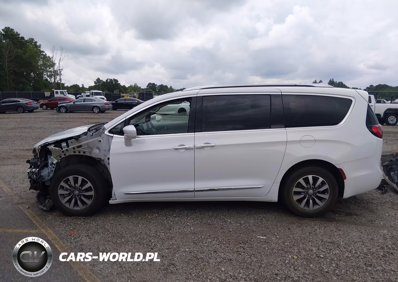 2020 Chrysler Pacifica Touring L Plus VIN:2C4RC1EG7LR252557 - 15