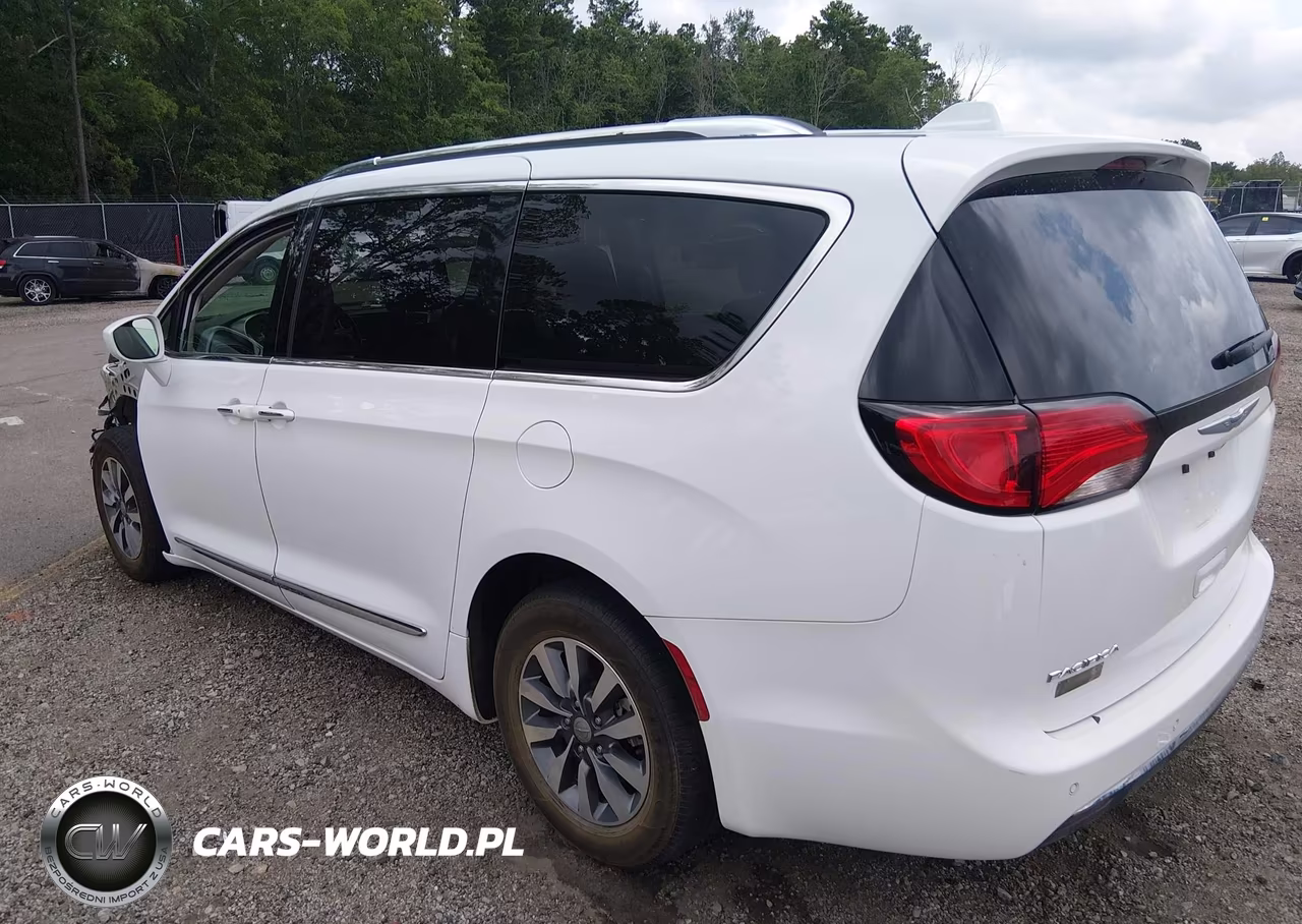 2020 Chrysler Pacifica Touring L Plus VIN:2C4RC1EG7LR252557 - 3