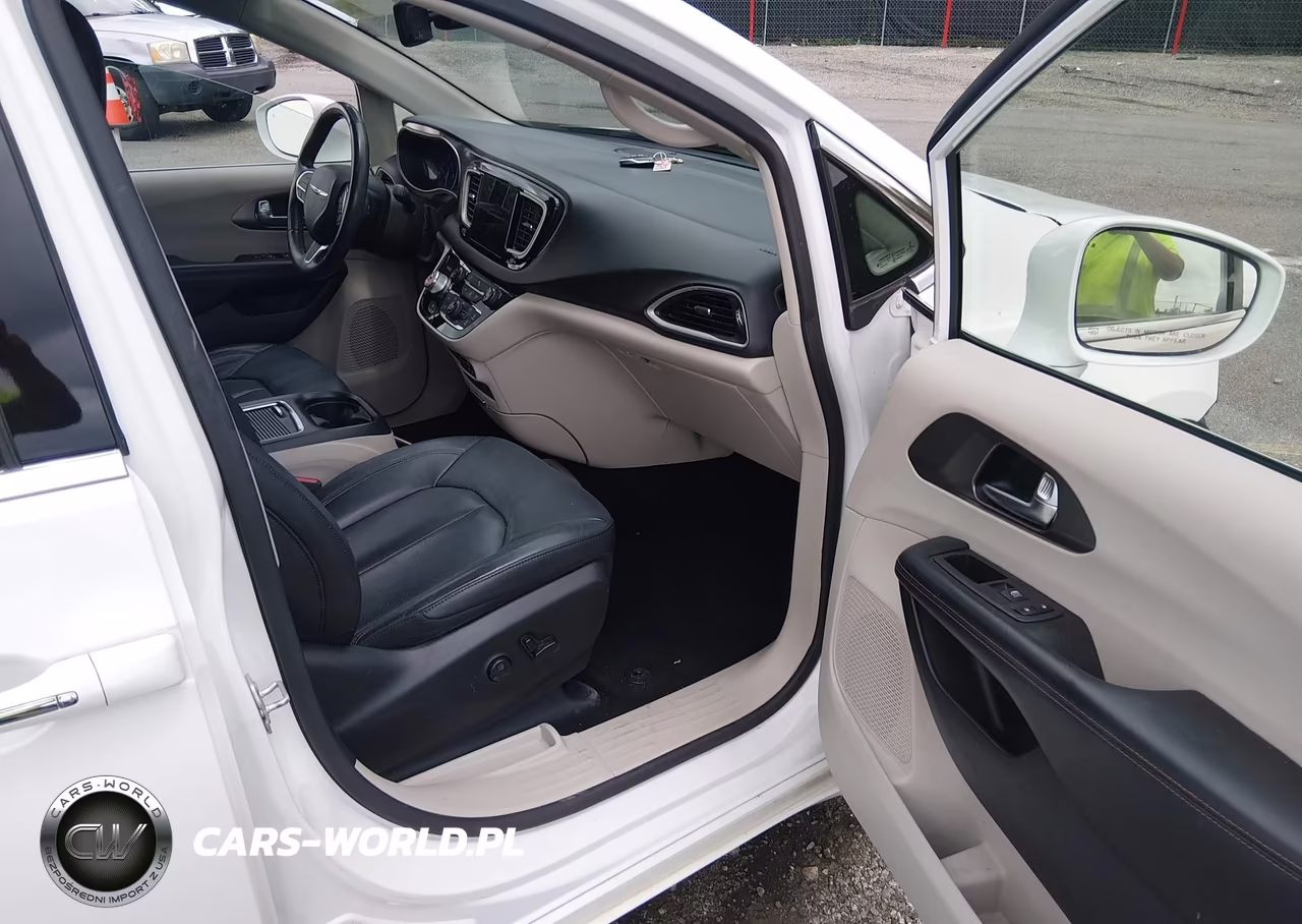 2020 Chrysler Pacifica Touring L Plus VIN:2C4RC1EG7LR252557 - 5