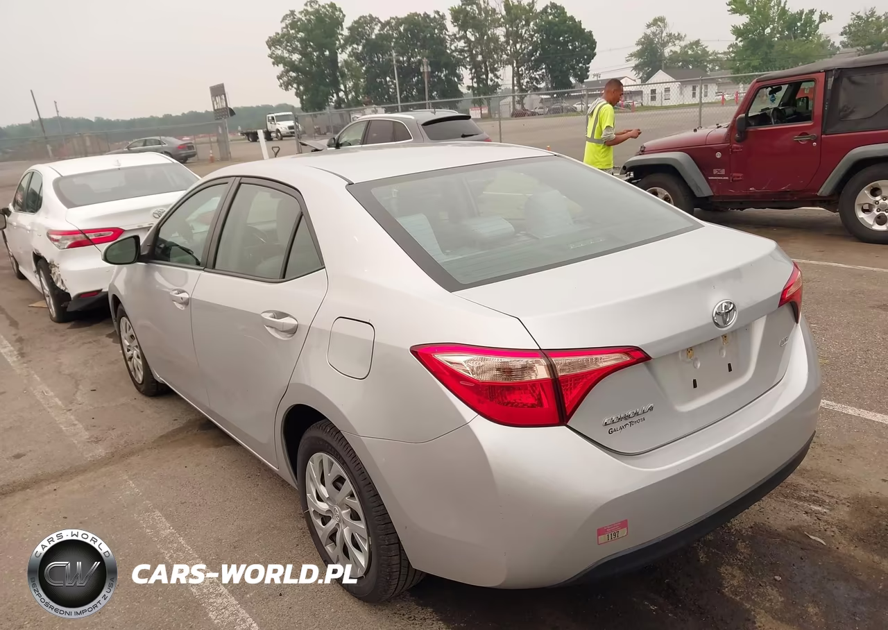 2018 Toyota Corolla Le VIN:2T1BURHE7JC981551 - 3