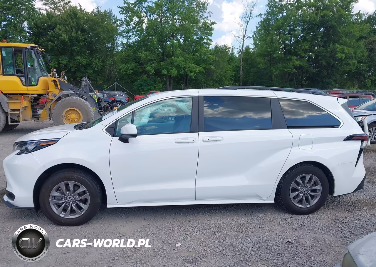 2025 Toyota Sienna Le VIN:5TDBSKFCXSS156899 - 14