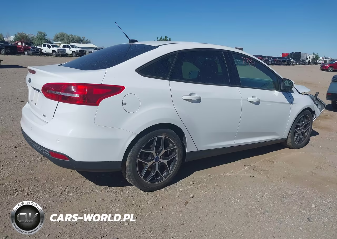 2017 Ford Focus Sel VIN:1FADP3H20HL223322 - 4
