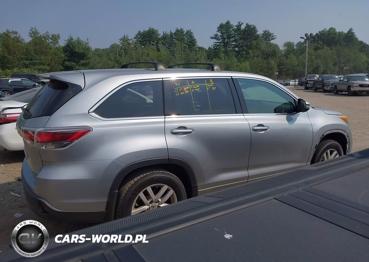 2015 Toyota Highlander Le V6 VIN:5TDBKRFH4FS158089 - 14