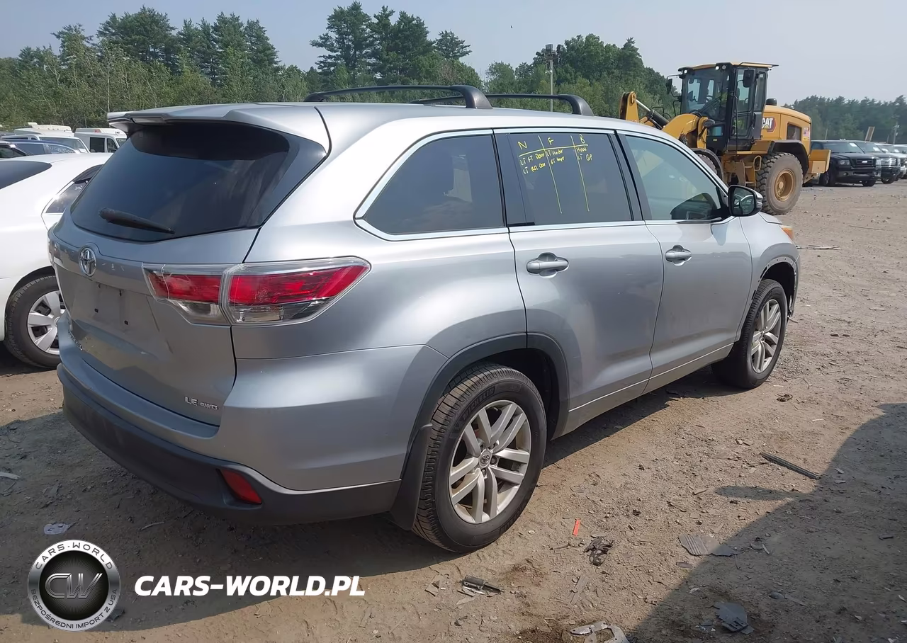 2015 Toyota Highlander Le V6 VIN:5TDBKRFH4FS158089 - 4