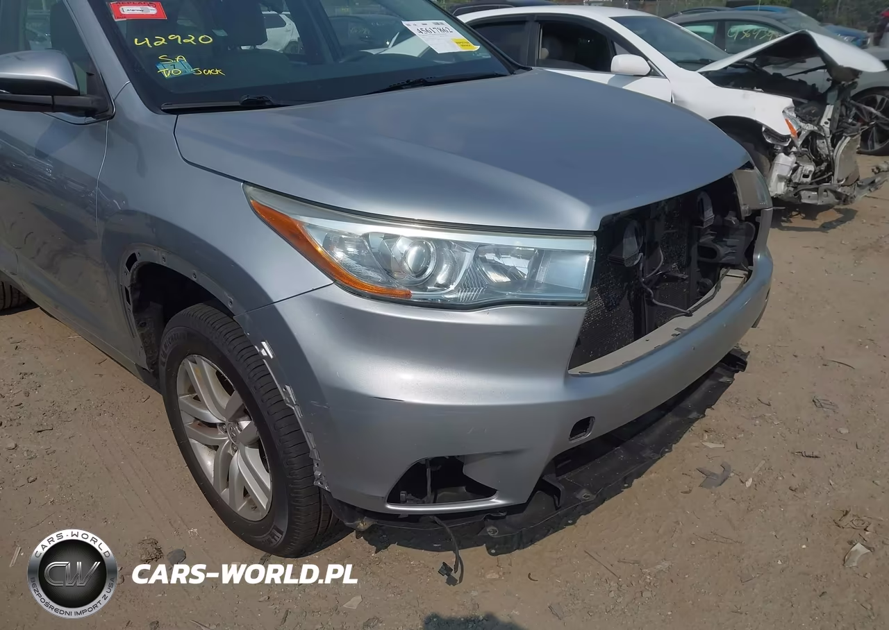 2015 Toyota Highlander Le V6 VIN:5TDBKRFH4FS158089 - 6