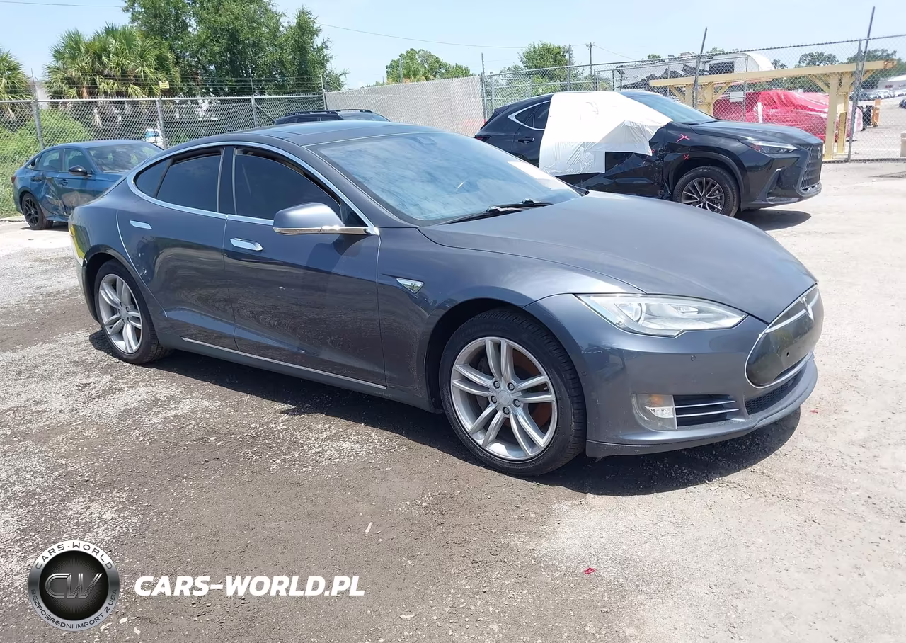 2014 Tesla Model S – zdjęcie 1 z 18