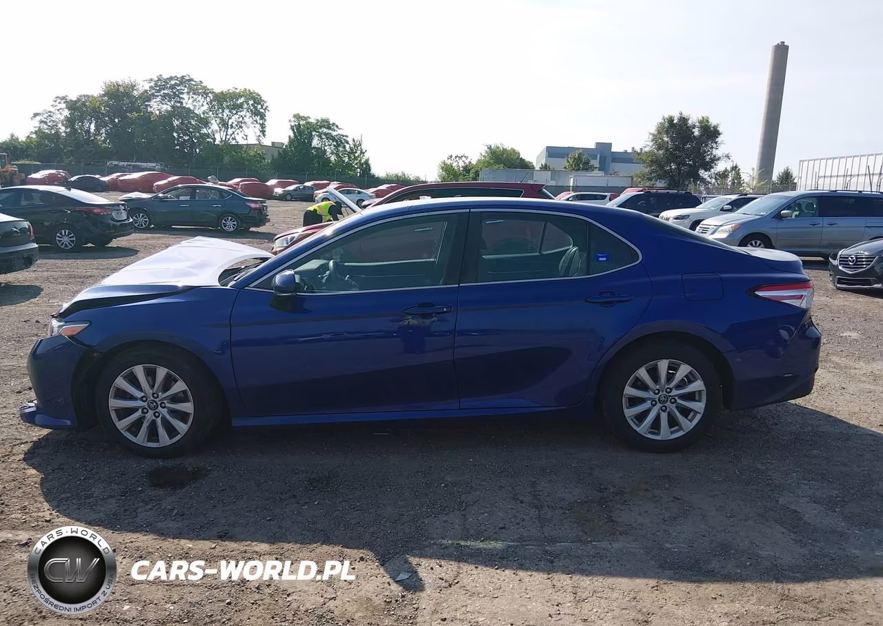 2018 Toyota Camry Le VIN:4T1B11HK9JU575933 - 13