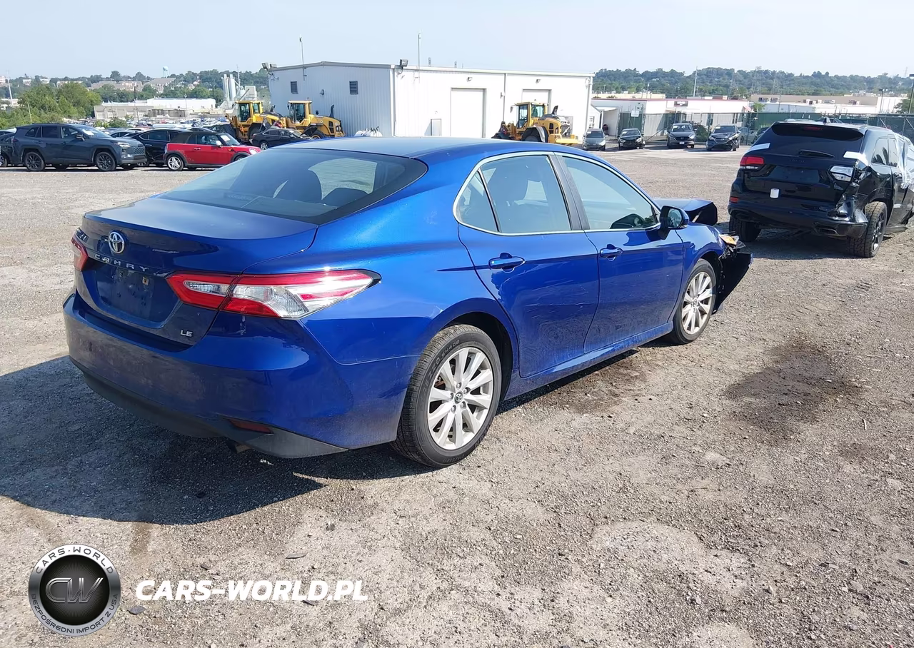 2018 Toyota Camry Le VIN:4T1B11HK9JU575933 - 4