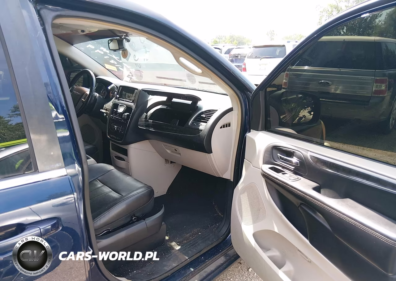 2014 Chrysler Town & Country Touring VIN:2C4RC1BGXER112316 - 5