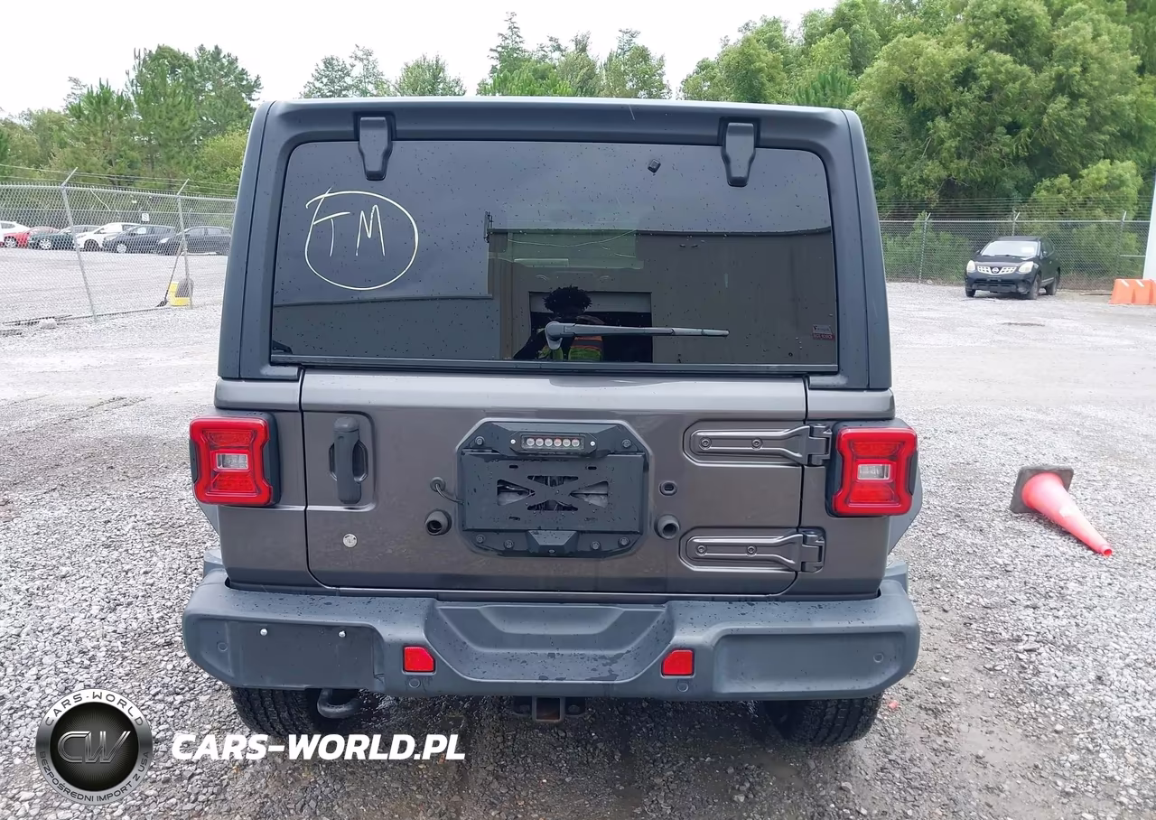 2019 Jeep Wrangler Unlimited Sahara 4X4 VIN:1C4HJXEN9KW600173 - 16