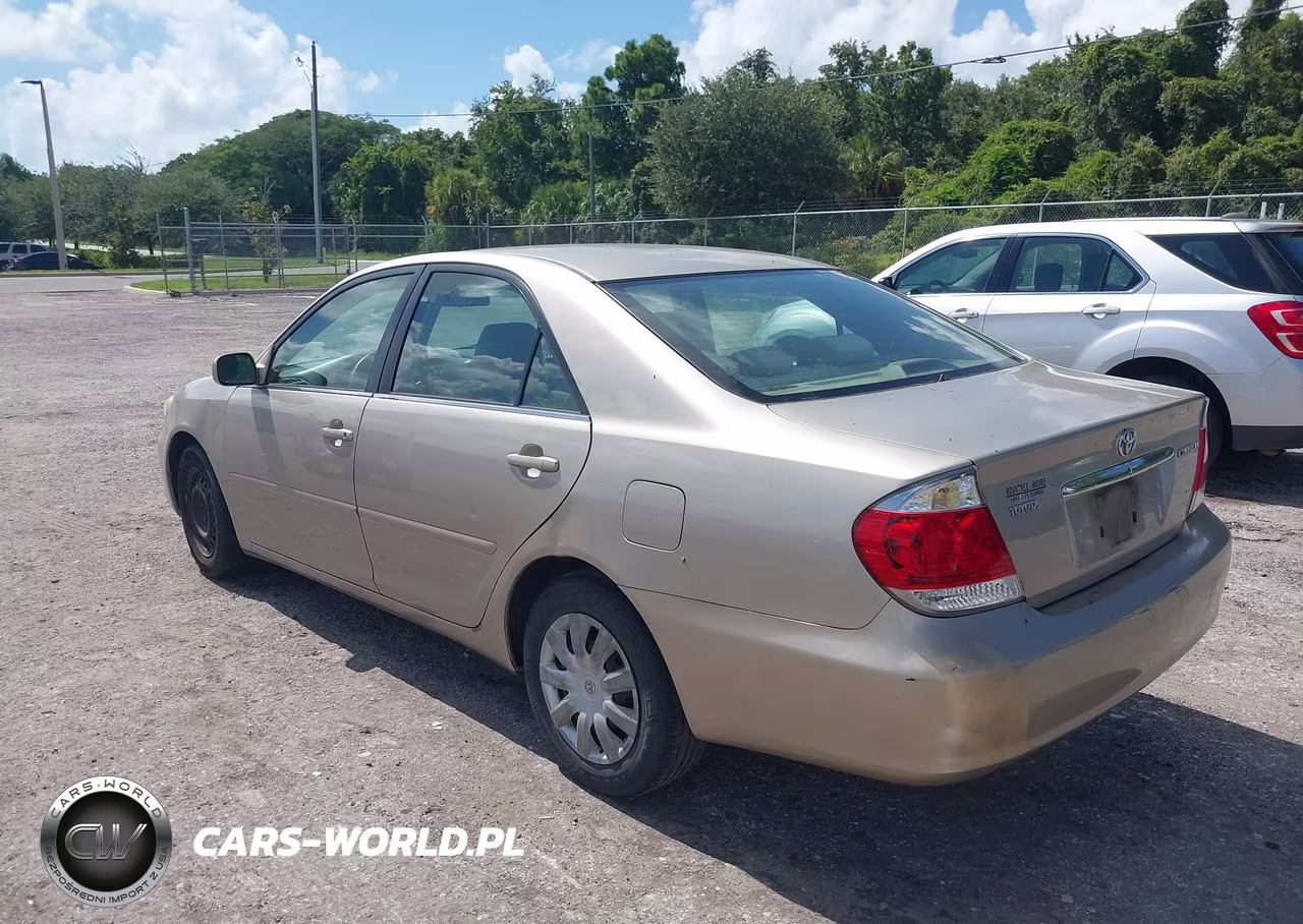 2005 Toyota Camry Le VIN:4T1BE32K05U015684 - 3