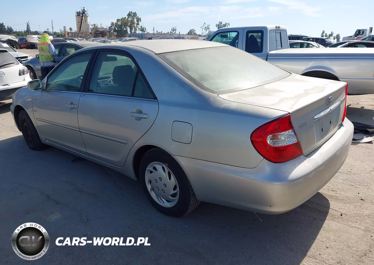 2002 Toyota Camry Le VIN:JTDBE32KX20046304 - 3
