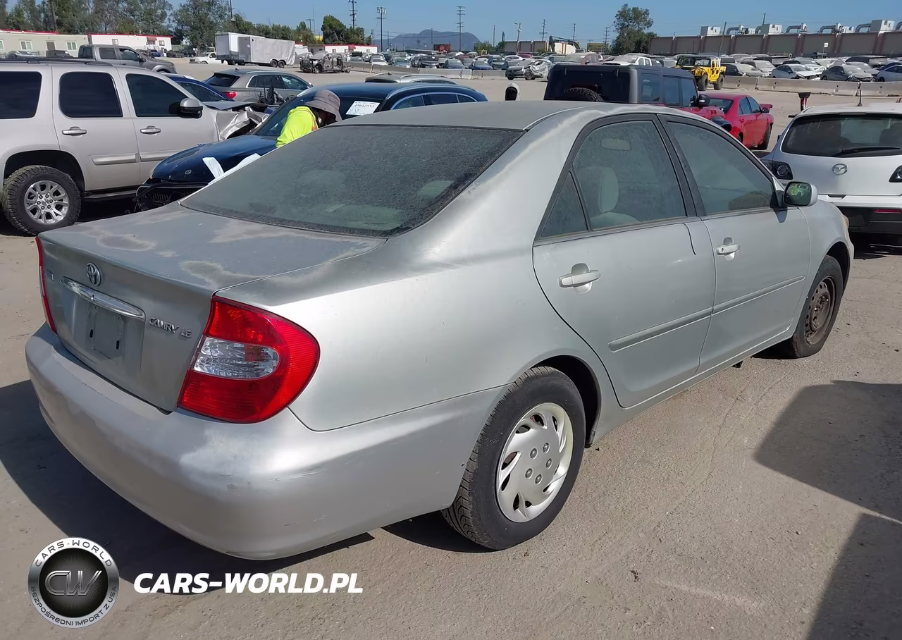 2002 Toyota Camry Le VIN:JTDBE32KX20046304 - 4