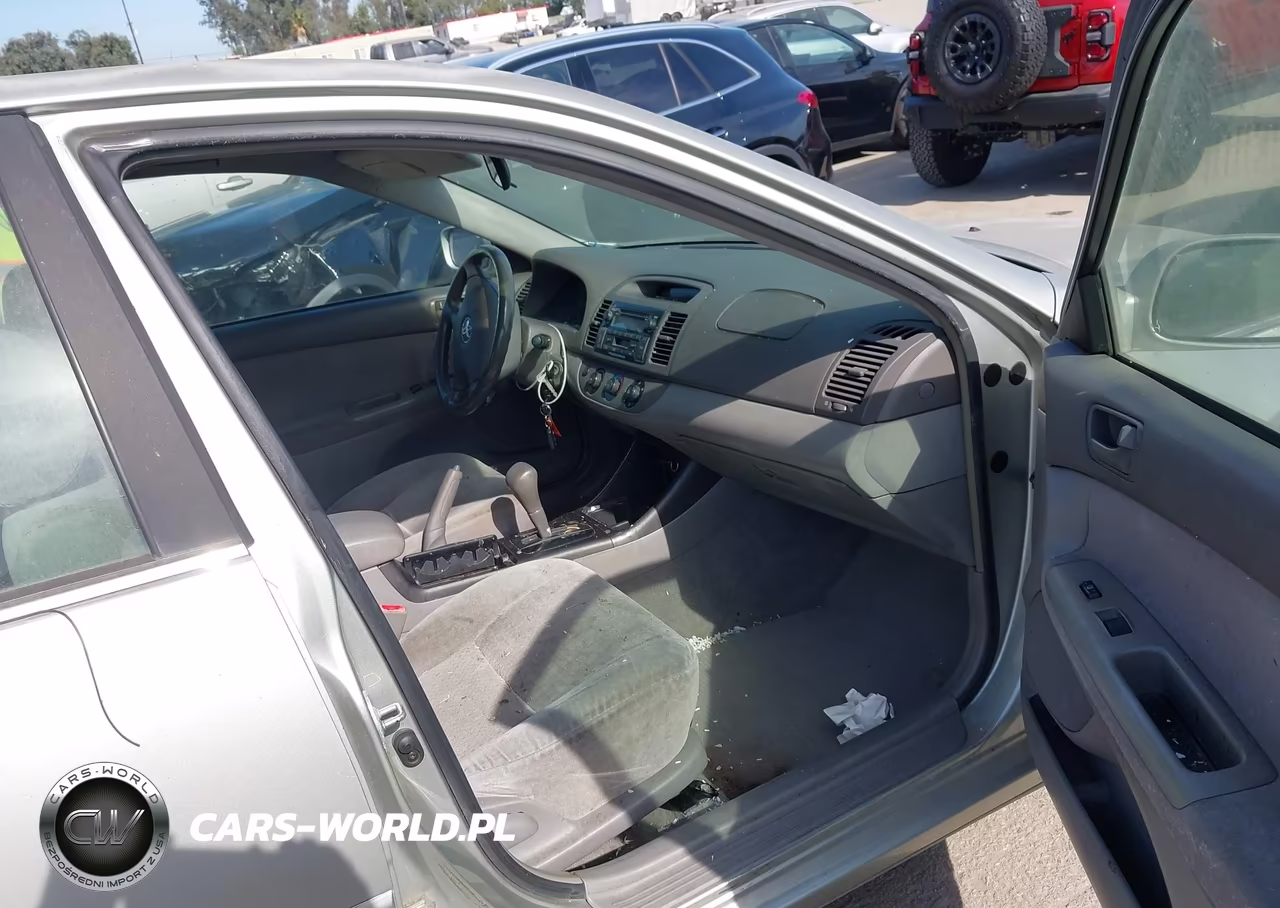 2002 Toyota Camry Le VIN:JTDBE32KX20046304 - 5
