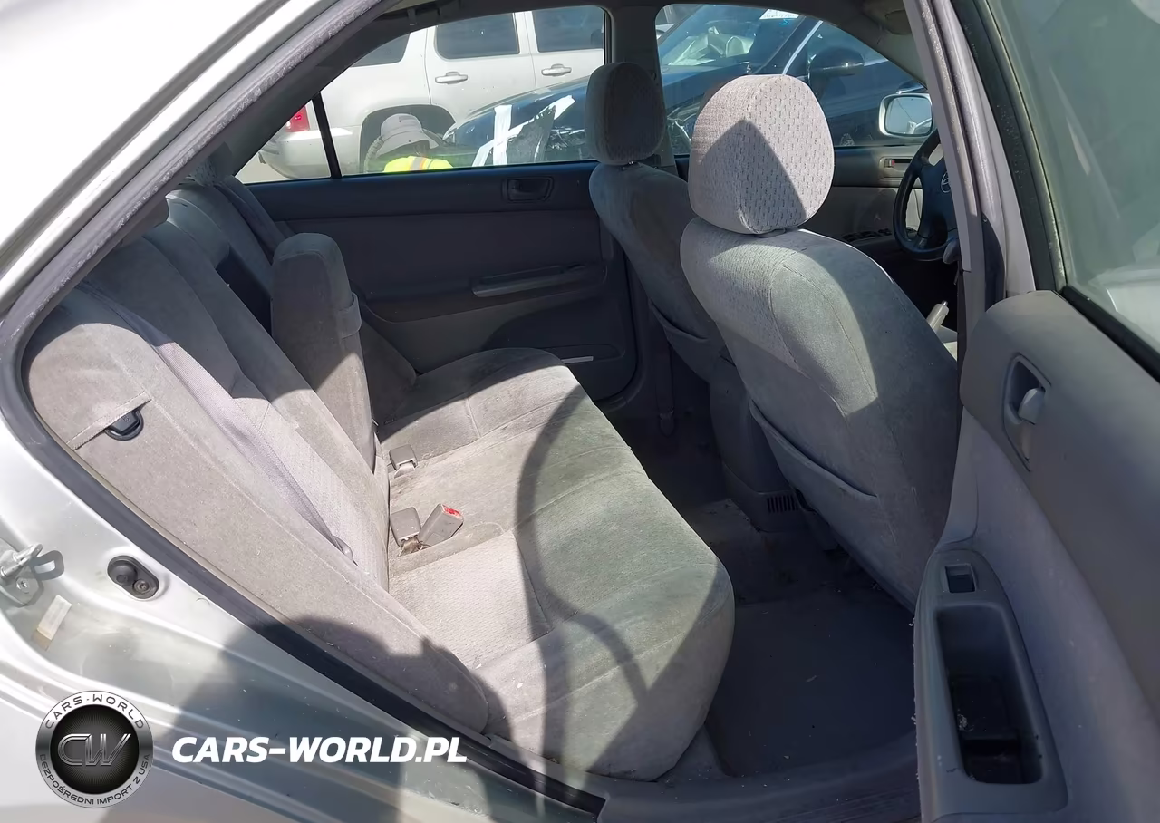 2002 Toyota Camry Le VIN:JTDBE32KX20046304 - 8