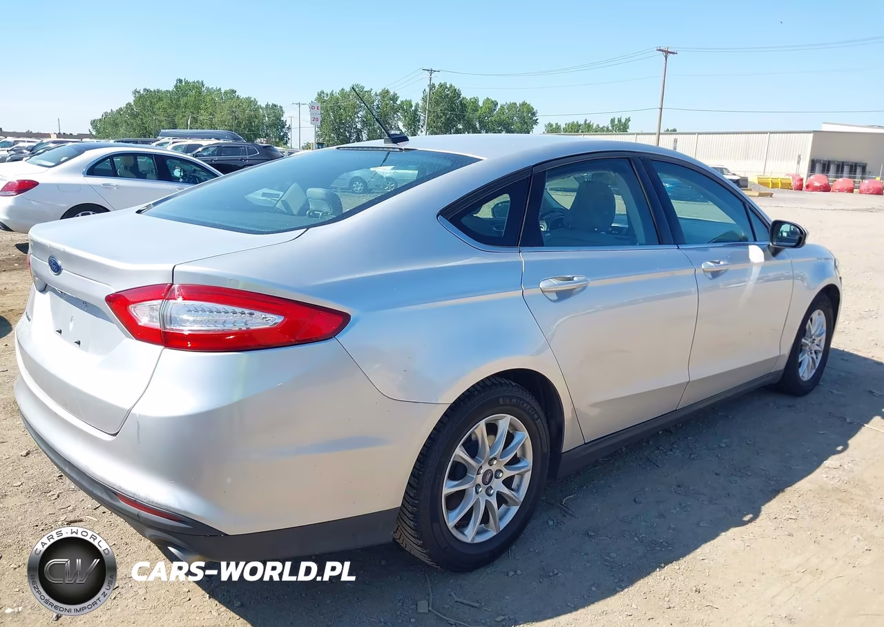 2015 Ford Fusion S VIN:3FA6P0G7XFR289119 - 4