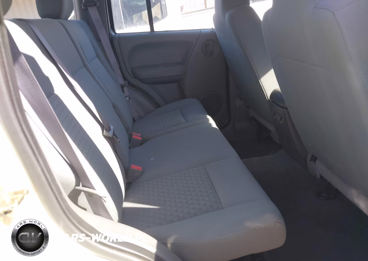 2005 Jeep Liberty Sport VIN:1J4GL48K55W502049 - 8
