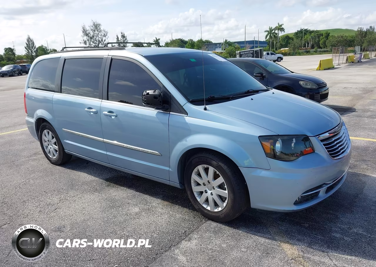 2013 Chrysler Town & Country Touring – zdjęcie 1 z 13
