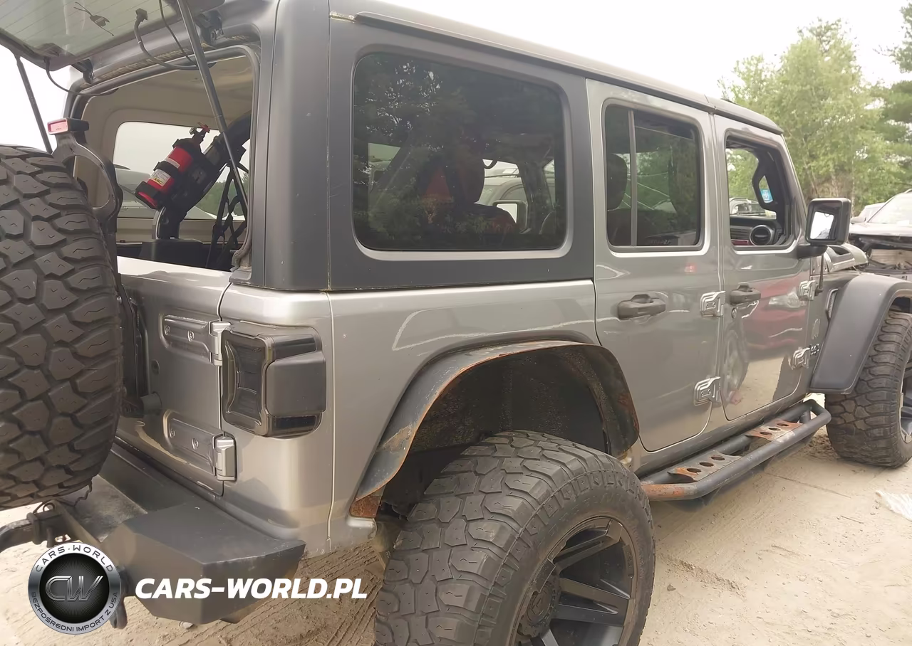 2018 Jeep Wrangler Unlimited Sport 4X4 VIN:1C4HJXDN1JW329447 - 4