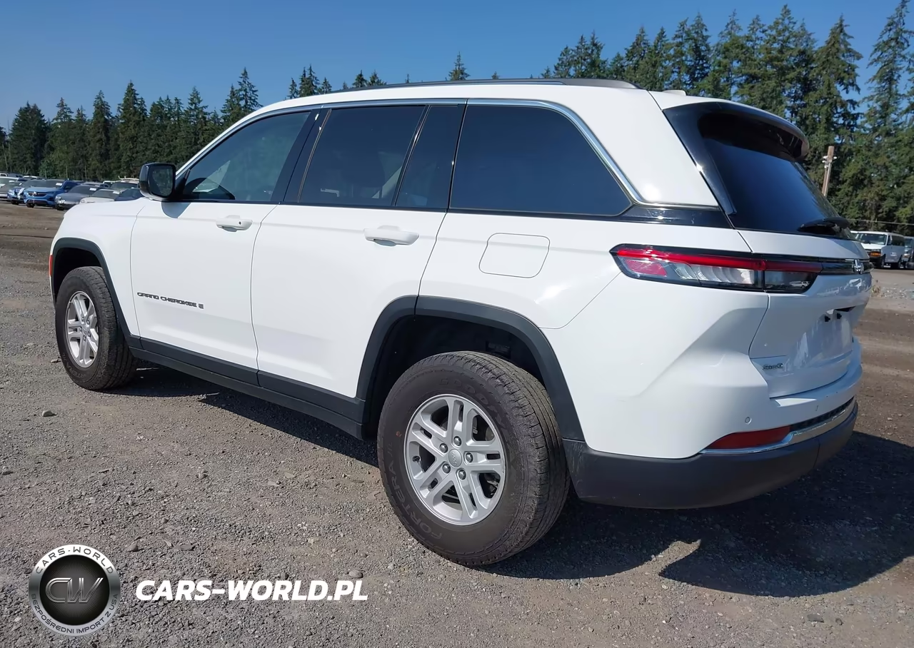 2023 Jeep Grand Cherokee Laredo 4X4 VIN:1C4RJHAG1P8870981 - 3
