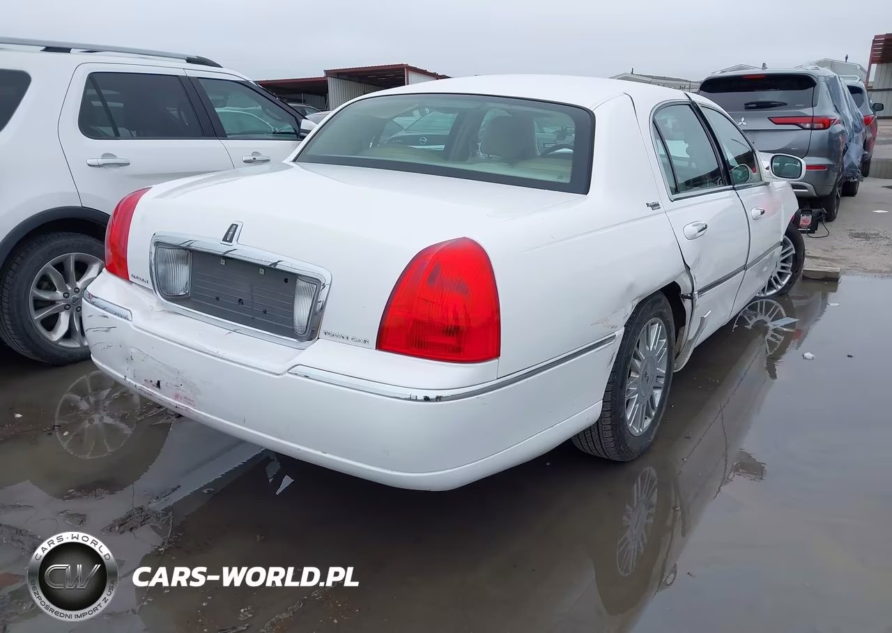 2009 Lincoln Town Car Signature Limited VIN:2LNHM82V59X617872 - 4