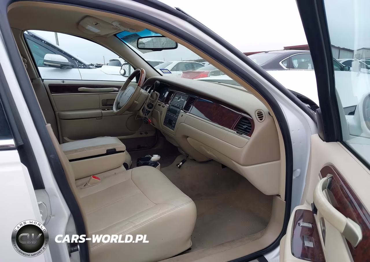 2009 Lincoln Town Car Signature Limited VIN:2LNHM82V59X617872 - 5