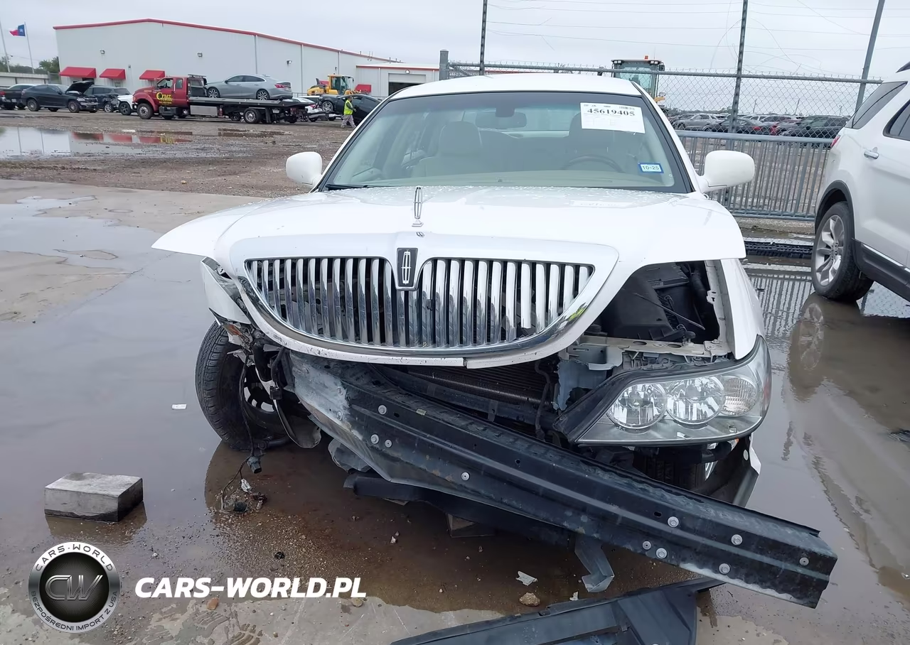 2009 Lincoln Town Car Signature Limited VIN:2LNHM82V59X617872 - 6