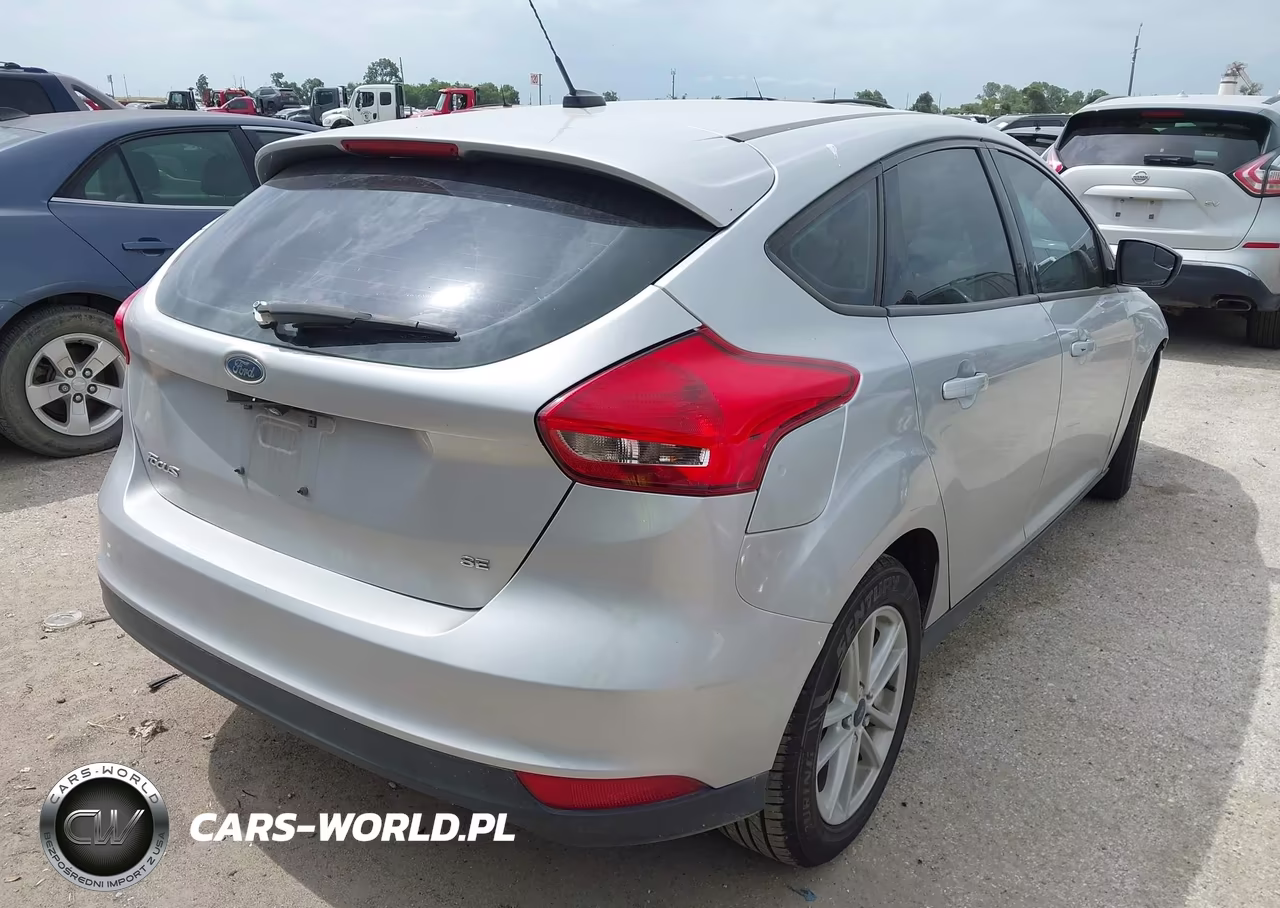 2018 Ford Focus Se VIN:1FADP3K28JL283640 - 4