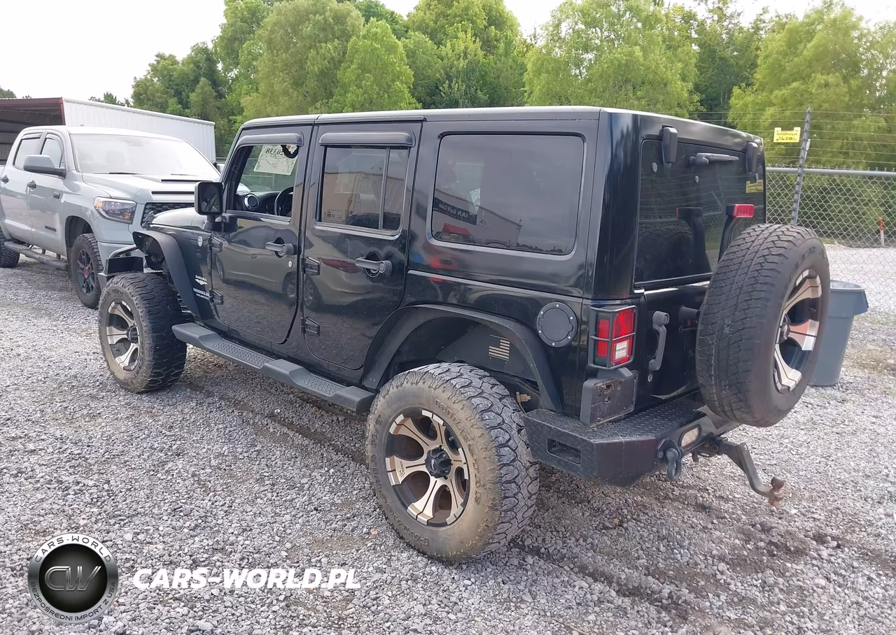 2015 Jeep Wrangler Unlimited Sahara VIN:1C4HJWEG3FL575869 - 3