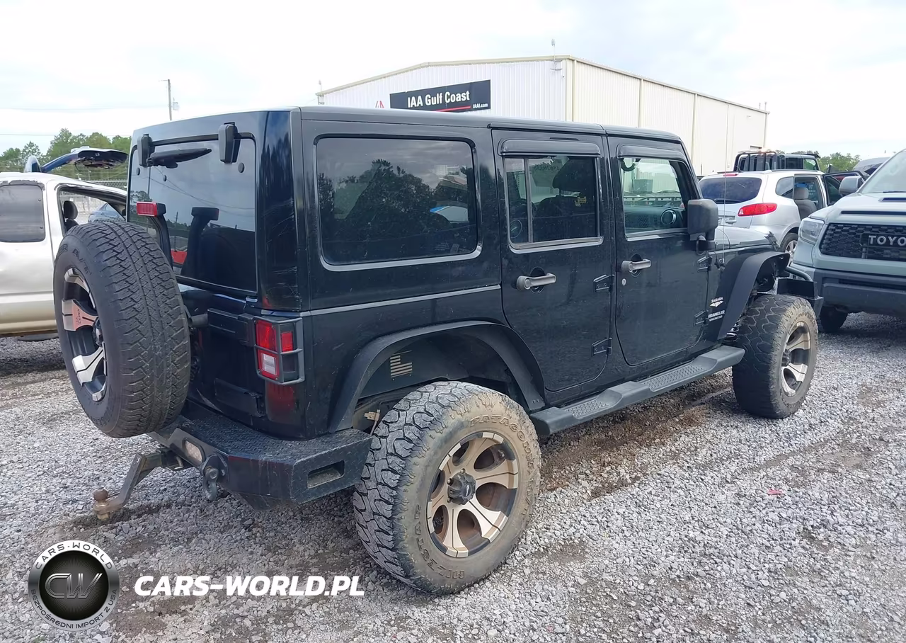 2015 Jeep Wrangler Unlimited Sahara VIN:1C4HJWEG3FL575869 - 4