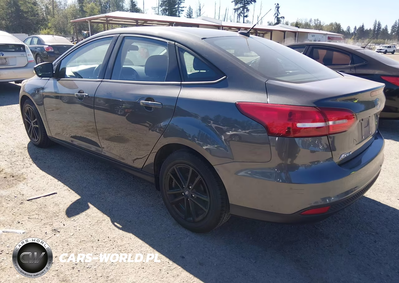 2017 Ford Focus Se VIN:1FADP3F24HL304455 - 3