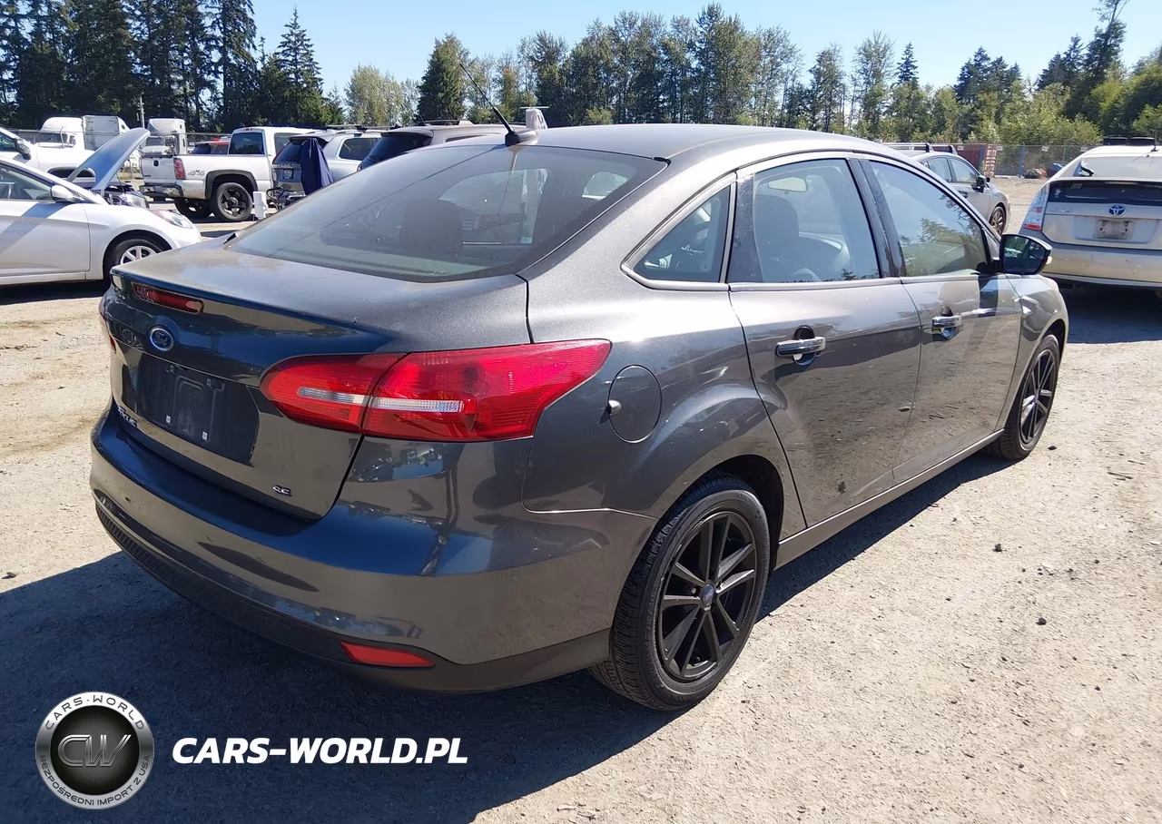 2017 Ford Focus Se VIN:1FADP3F24HL304455 - 4