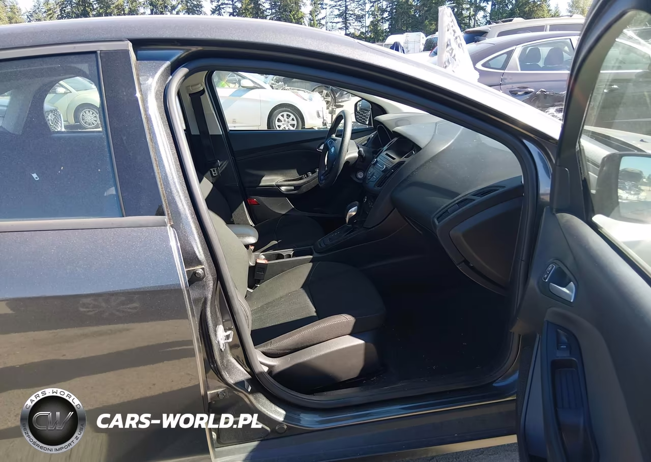 2017 Ford Focus Se VIN:1FADP3F24HL304455 - 5