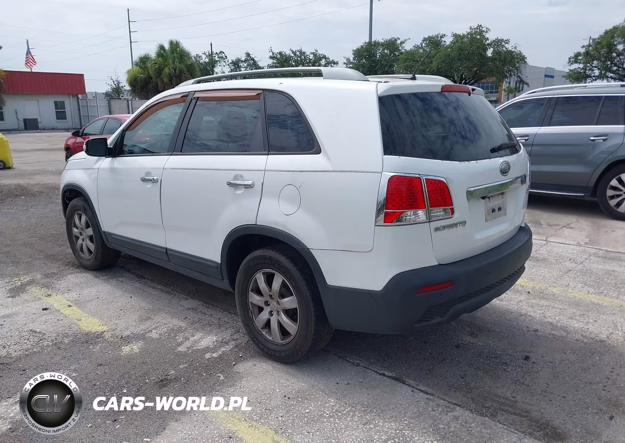 2011 Kia Sorento Lx VIN:5XYKT3A12BG183813 - 3