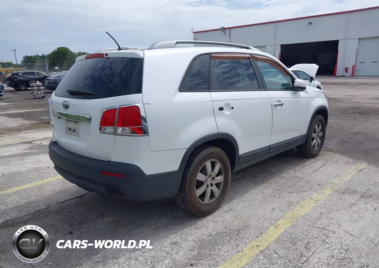 2011 Kia Sorento Lx VIN:5XYKT3A12BG183813 - 4