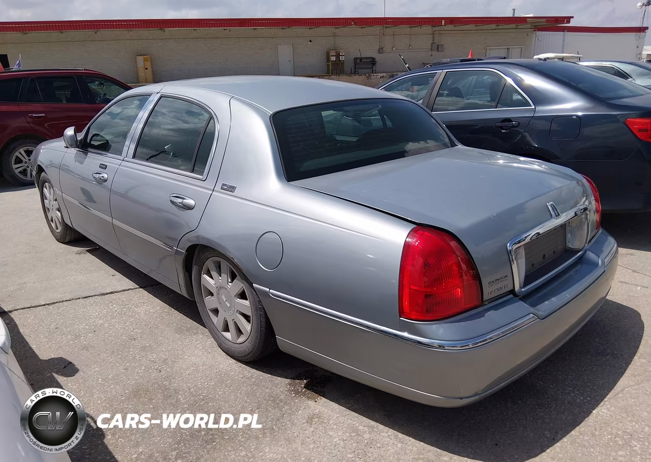 2006 Lincoln Town Car Signature Limited VIN:1LNHM82V06Y628452 - 3