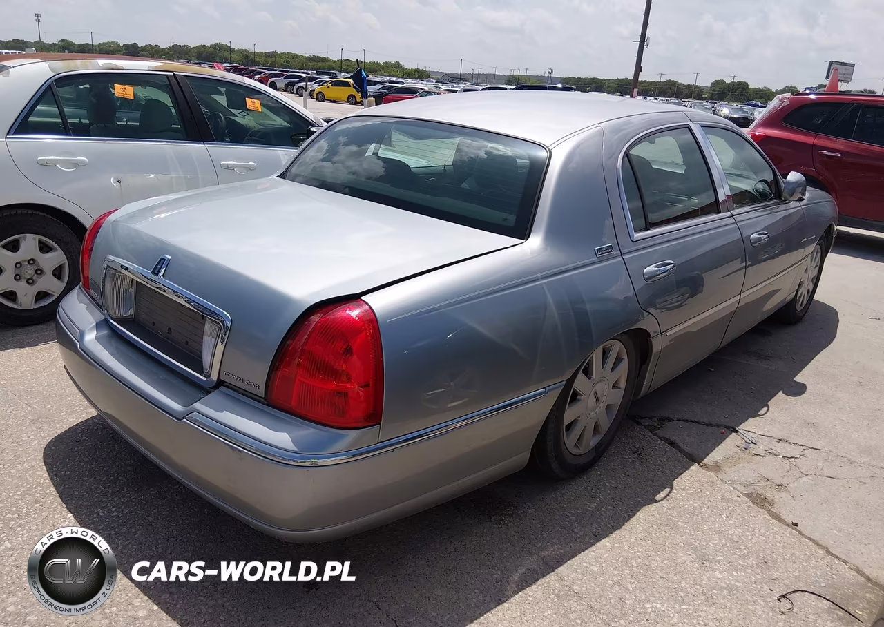 2006 Lincoln Town Car Signature Limited VIN:1LNHM82V06Y628452 - 4