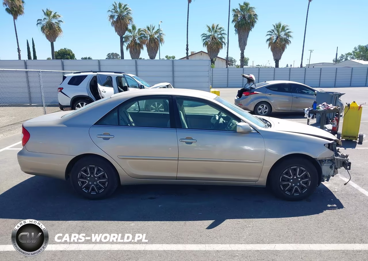 2002 Toyota Camry Le VIN:JTDBE30K020125774 - 14