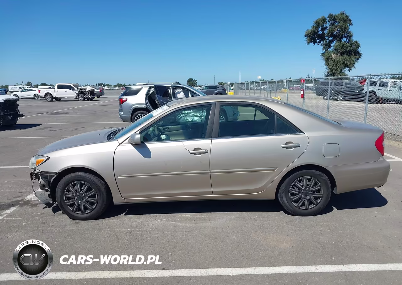 2002 Toyota Camry Le VIN:JTDBE30K020125774 - 15