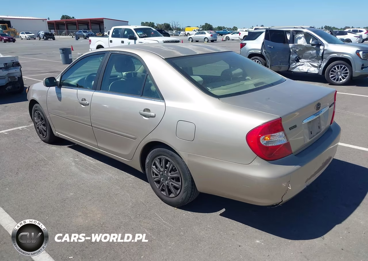 2002 Toyota Camry Le VIN:JTDBE30K020125774 - 3