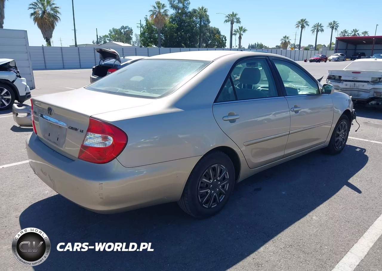 2002 Toyota Camry Le VIN:JTDBE30K020125774 - 4