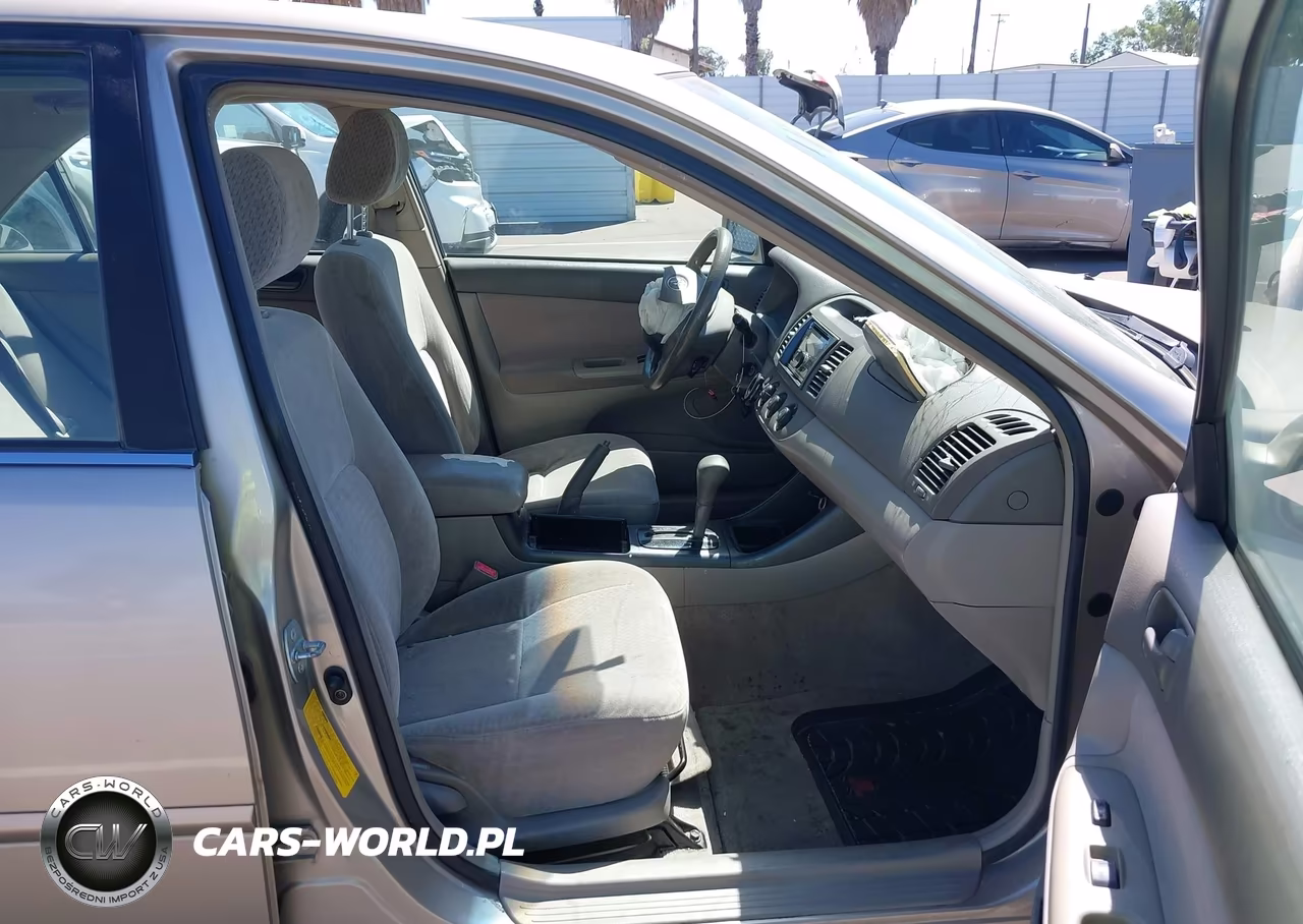 2002 Toyota Camry Le VIN:JTDBE30K020125774 - 5
