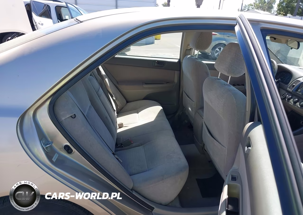 2002 Toyota Camry Le VIN:JTDBE30K020125774 - 8