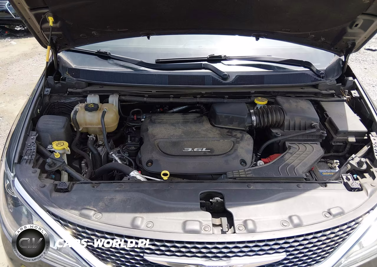2017 Chrysler Pacifica Touring-L Plus VIN:2C4RC1EG6HR614255 - 10